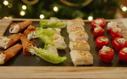 Lettuce Cups with Prawns & Mango