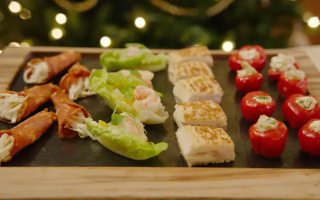 Lettuce Cups with Prawns & Mango