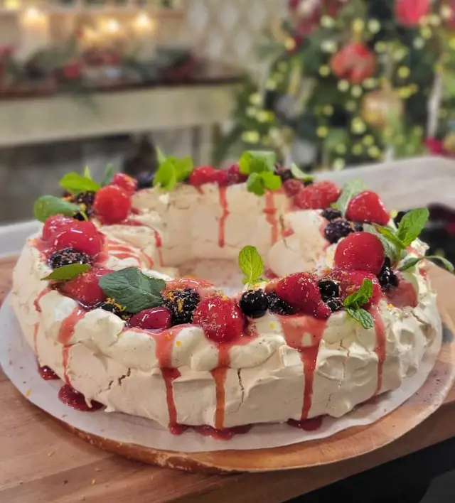 Neven's Mulled Berry Pavlova